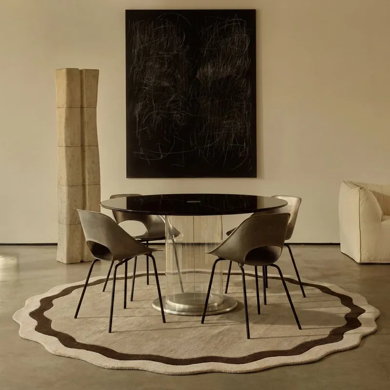 Scallop-tæppe — Gallery interior · daylight